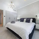 Luxury 2-Bed Condo Full Burj Khalifa Lights View!