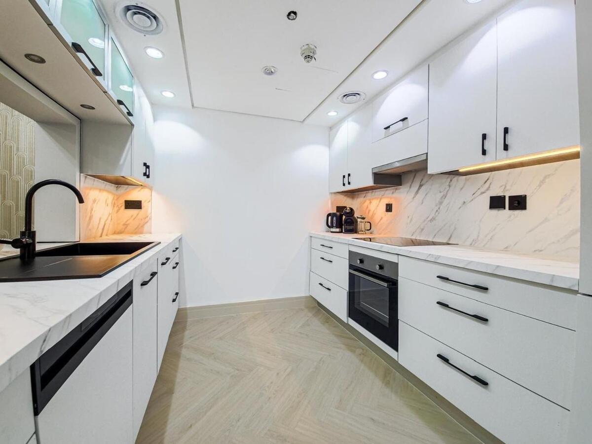 Apartment Luxury 2-bed Full Burj Khalifa Lights View!
