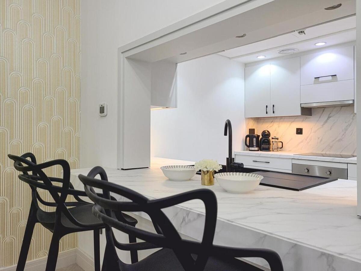 Apartment Luxury 2-bed Full Burj Khalifa Lights View! *