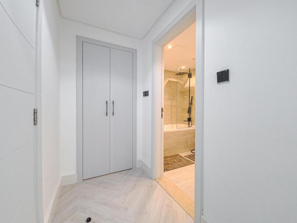Luxury 2-bed Full Burj Khalifa Lights View! Dubai