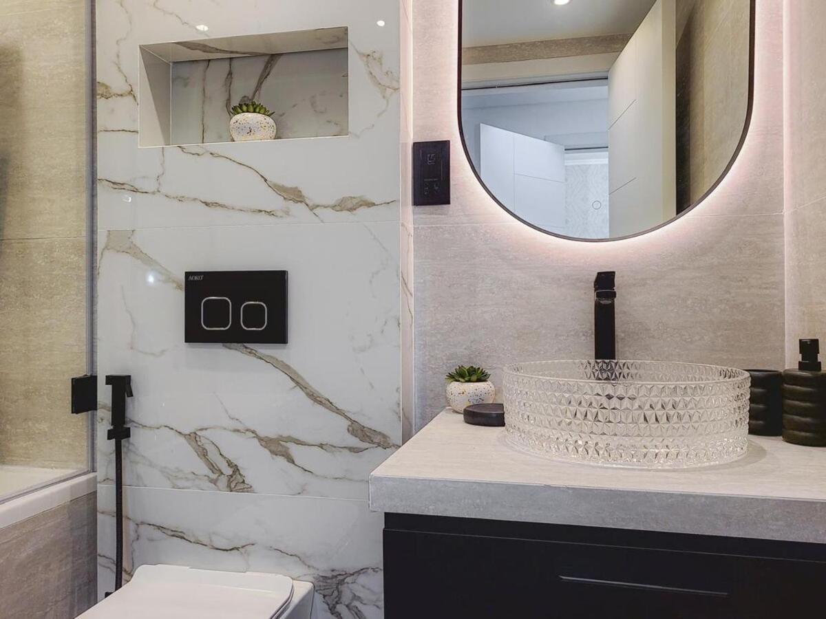 Apartment Luxury 2-bed Full Burj Khalifa Lights View!