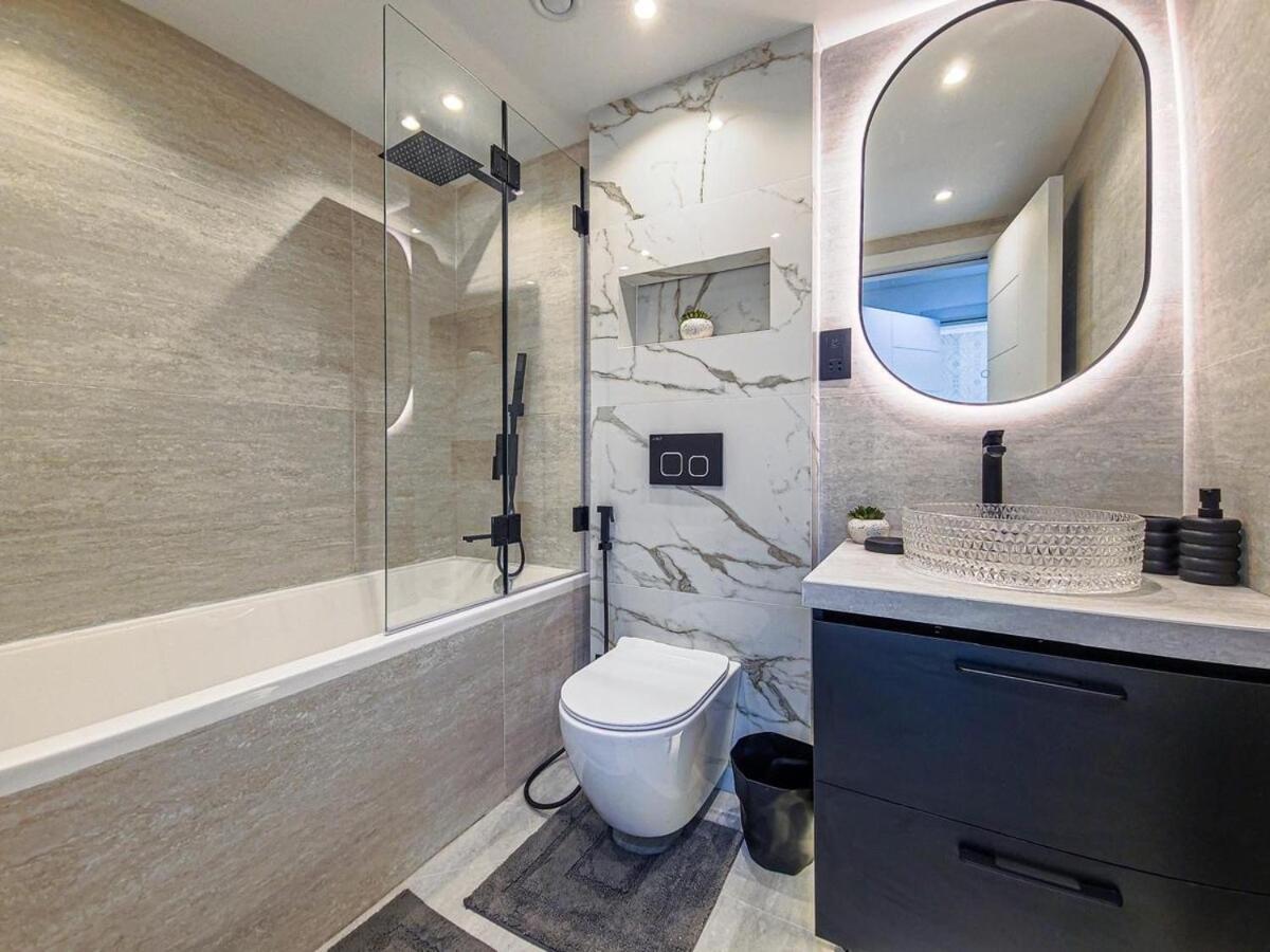 Luxury 2-bed Full Burj Khalifa Lights View! Dubai